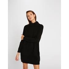 Pull en mohair vert sapin, col rond montant avec bord côte, détails en épis de blé sur le devant, balzac paris, 150 €. Robe Pull Droite A Col Roule 3 Suisses