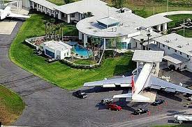 john travolta house with 2 airplanes daaammn john travolta house celebrity houses amazing buildings