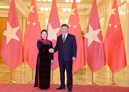 Khác hẳn với tư thế co thủ, thận trọng và gần như 'khép miệng' trong nhiều kỳ họp quốc hội trước đây, vào lần này bà ngân đã khiến giới quan sát và nhiều đại biểu quốc hội ngạc nhiên vì có ít nhất hai lần bà ta cắt ngang phần chất. Má»™t Sá»' Hinh áº£nh Hoáº¡t Ä'á»™ng Cá»§a Chá»§ Tá»‹ch Quá»'c Há»™i Nguyá»…n Thá»‹ Kim Ngan Trong Chuyáº¿n ThÄƒm Chinh Thá»©c Trung Quá»'c