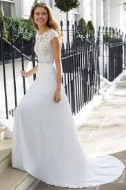Abiti senza fronzoli che sembrano splendidi su qualsiasi sposa. Abiti E Vestiti Da Sposa Semplici E Lisci Marisa Spose