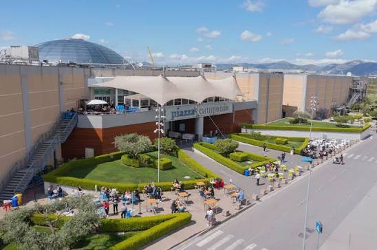I nostri tavoli all'aperto vi aspettano! 🤩 #facciamospazio alla pausa  relax! L'area food del Centro Campania &egrave; stata allestita nelle aree esterne  del centro 💪 #centro_campania #ristoranti
