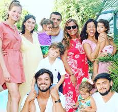 É talento surgindo, ensinando e fazendo história na globo. Familia Reunida Irmaos Simas Gissoni Posam Com A Mae As Esposas E Os Filhos Confira O Clique Estrelando