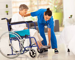 Imagem de Equipe de saúde realizando atendimento domiciliar a uma pessoa com deficiência