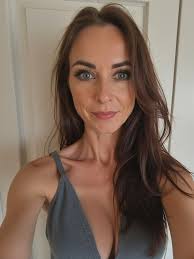 👤 Eva sent you a private message 10 minutes ago "Where are you from?"