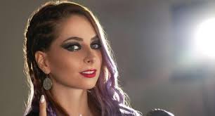 8/1/2021 | la youtuber, yoseline hoffman, mejor conocida como yosstop está envuelta en polémica por vender botellas con cuarzos a más de mil pesos. Iqsima39ih6n2m