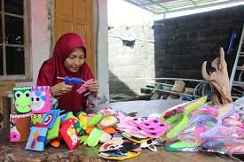 Tidak cuma itu, kain flanel juga sangat gampang diperoleh di beberapa toko paling dekat dari tempat tinggal kita. Kreativitas Ike Chintya Brigiffanto Menekuni Produk Angpao Flanel