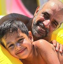 שלושת הפרזנטורים: ויין מקלארן, דוויד מקלין ודיק האמר שגילמו את ה-"איש  המרלברו", הקאובוי הקשוח בפרסומות מותג הסיגריות מרלבורו, נפטרו מסרטן ריאות  כתוצאה מעישון רב של המרלברו רד שזכה לכינוי "cowboy killers" מקורות: