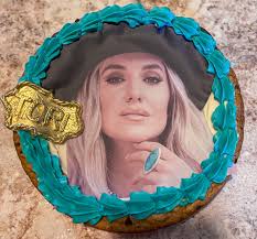 Lainey Wilson cookie cake for Tori! 🍪 🎶