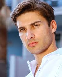 Elijah Van's Instagram, Twitter & Facebook