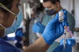 Vacunarse protege tu salud y la de los demás, porque evita o restringe la diseminación del virus, resguardando las vidas de quienes más quieres. Polemica Sobre Cual Sera El Proximo Grupo En Recibir La Vacuna Covid Profesores Trabajadores Esenciales Discapacitados Enfermos Los Angeles Times