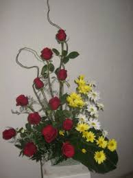 Rosas rojas, rosas amarilla, rosas blancas, rosas rosadas, lirios, hortensias, girasoles, tulipanes, dalias, claveles cada una de ellas organizada armoniosamente en cada uno de los ramos o arreglos elaborados. Rosas 9 Jpg Elegancia Floral By Lorena Pena