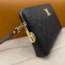 Ví cầm tay Louis Vuitton khóa số logo vàng siêu cấp like auth 99% - TUNG  LUXURY™