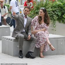 En juin, la star de 36 ans avait finalement démenti la. Kelly Brook Sieht Sensationell Aus In Einem Geblumten Sommerkleid Wembley Mit Ihrem Freund Jeremy Parisi Aktuelle Boulevard Nachrichten Und Fotogalerien Zu Stars Sternchen