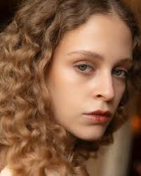 A moment for this lip For @elle.egypt Model @leila.johnston  @selectmodellondon Styling @meganfoxfashion_ Photography @katieabowe BTS  @hannahelizacreative Makeup by me using @charlottetilbury @elevatepr #gifted