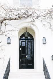 12 Idees Deco Pour Une Entree De Maison Accueillante Une Porte Noire Pleine D Elegance Entree Maison Maison Decoration Facade