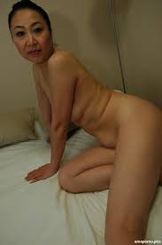 Ältere Asiatin nackt in ihrem Hotelzimmer- - Oma Porno Foto