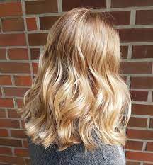 Mittelblond auf dunkelgoldenem haar butter deinen look mit diesem mittelblonden farbton auf einem dunklen gold haar classy blonde wärmen sie ihren look mit diesem exklusiven dunklen ha ir mit blonden glanzlichtern. 22 Blondtone Von Gold Bis Karamell Wella Professionals