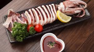 Iniziate le operazioni sciacquando i calamari e sotto acqua corrente 1, poi con le mani staccate delicatamente la testa dal mantello e tenetela da parte 2. Differenza Totano E Calamaro Ecco Come Distinguerli