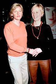 Ellen degeneres has been the subject of backlash in recent months. Dunkle Seite Von Ellen Degeneres Vergangenheit Sexueller Missbrauch Tragischen Todesfallen Und Depressionen Aktuelle Boulevard Nachrichten Und Fotogalerien Zu Stars Sternchen