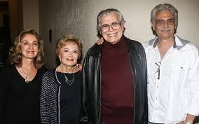 O estado de saúde dela é menos grave e ela está recebendo atendimento médico em um quarto particular no mesmo hospital. Gloria Menezes Compartilha Foto Em Familia E Famosos Tietam Revista Marie Claire Celebridades