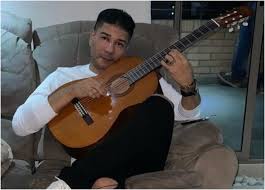 Jorge Iván Calderón Zapata. Nació un 10 de abril en el pueblo de  Pavarandocito, corregimiento de Mutatá (subregión del Urabá). Emigró con su  familia desde muy pequeño a Medellín, lugar donde aprendió