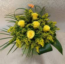 Acestea se purtau pe cap sau se ţineau la ferestre, ca să apere de rele şi să aducă bunăstare. Buchet Flori Galbene Cu 5 Trandafiri Si Solidago Livrare La Domiciliu