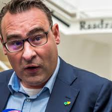 De Mos onthult in boek: zeker 80.000 euro aan verdachte donaties in Haagse  corruptieaffaire