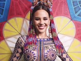 8) catriona gray's evening gown is inspired by albay's iconic mayon volcano, made by kapampangan designer mak tumang. Catriona Gray Shows The Full Effect Of National Costume With Parol Lit Up