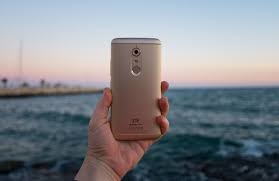 The unlocked phone is available from several retailers for the price of $300. Zte Axon 7 Analisis Review Con Caracteristicas Precio Y Especificaciones