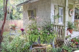A Vintage Summer Garden Tour That Includes Ideas For A She Shed And Some Budget Friendly Tips Of How To Add In Lots Of Vintage Deco Mit Bildern Sommergarten Garten Vintage