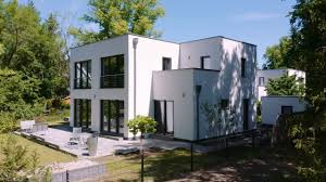 Die architekur bauhaus erlebte vor wenigen jahren ein comeback. Moderne Bauhaus Villa Mit Typischen Kubus Stil Von Arge Haus Gmbh Youtube