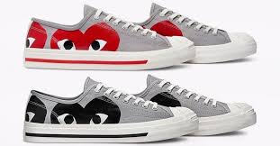 Le logo cœur avec des yeux, symbole de la marque cdg est imprimé en rouge sur le côté extérieur de la sneakers. Cdg Play Converse Reconnect On The Jack Purcell Low
