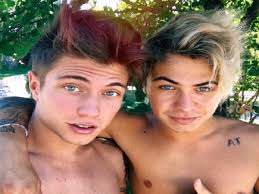verso 1 voglio scriverti una lettera che parli di me che sia inconfondibile dentro una busta da lettere aprirla sai che effetto fa una di quelle sensazioni che si perdono alla nostra età. Benji E Fede Sono Gay Rispondono Benjamin E Federico