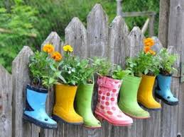 smart creative and unique container flower garden ideas with container of shoes 300x225 handsome garden ideas foxy fre tuin decor vintage tuin decor kindertuin
