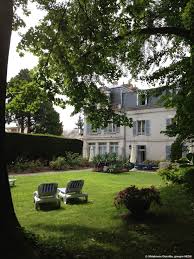 Jardin Du Parc Vu D Un Des Sentiers Menant Au Fond Du Jardin Hotel Auxerre Yonne Bourgogne Piscine Exterieure Hotel Auxerre