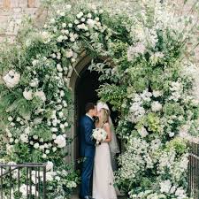 Talking about outdoor weddings, a garden is without question the best option, it allows for endless whether you arrange your wedding in your own or a friend's garden or hire a garden based venue. 50 Sweet Spring Wedding Ideas For Our Favorite Season