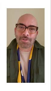 Peter Valcarcel Decora Una Chimenea