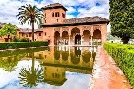 Grenade, Espagne - Belle Vue Sur Une Petite Piscine Et Un Jardin Au Palais  Partal, Dans La Célèbre Alhambra En Andalousie. Banque DImages et Photos  Libres De Droits. Image 62032981