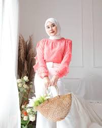 Model baju muslim fleksibel sehingga bisa dikenakan siapa pun wanita muslimah tanpa memperhatikan model baju batik kombinasi untuk pria, wanita, dan couple. Jual Baju Atasan Wanita Bahan Sifon Motif Bunga Terbaru Lazada Co Id