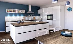 Cuisine Moderne Blanche Sans Poignee Plan De Travail Tons Bois Fonce Et Parquet En Chevrons Cuisine Cuisine Moderne Cuisine Moderne Blanche Meuble Cuisine