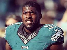 Philadelphia eagles linebacker emmanuel acho tells the story of how a fan got him to be her prom date for 2015, and acho also talks about how the eagles are working to get better. Emmanuel Acho Taking Girl To Prom After She Got 10 000 Retweets