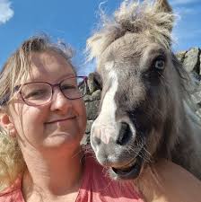 Hello all! Does anyone know anyone locally that presses flowers and/or  resin creates with flowers please? I got married at the weekend so flowers  from Saturday and would love to get some
