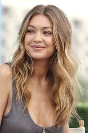 Gigi Hadid At Day Two Of The Sports Illustrated Fan Event In Miami Miami Flori Gigi Hadid At Day Two Of The Sari Balyaj Sac Rengi Fikirleri Sarisin Sac