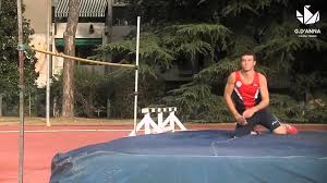 L'obiettivo per l'atleta è quello di superare con un salto un'asticella, posizionata. Pin Su Salto In Alto Stile Fosbury