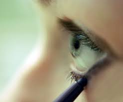 If learning how to use eyeliner on its own seems too hard for you, then you can safely use eyeshadow as a replacement. Mistakes You Re Making With Your Eyeliner Eyeliner Mistakes