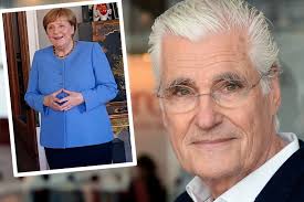 Sky du Mont spricht unanständig über Angela Merkel: "Die Raute war genau  vor ihrem Geschlechtsteil!"