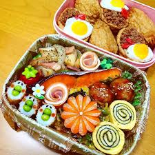 今日のお弁当 ジャーマンポテト ミニトマト ちくわどり 焼き鮭 ハムとチーズのお花風 ほうれん草のお浸し 飾り切り人参 ミートボール 海苔ぐるぐる卵焼き おいなりさん そぼろとうずら目玉焼きのせ obento 弁当 bento 愛妻弁当 旦那弁当 たっぱ弁当 ジャーマン