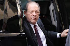 Disgraced movie mogul harvey weinstein will be extradited to california after a new york judge's approval, where he faces additional sexual assault charges. Harvey Weinstein Filmproduzent Wird Zu 23 Jahren Haft Verurteilt Gala De