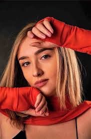 Canto per aiutare gli altri: incontro con Aurora, cantautrice massese