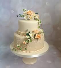 Wedding Cake With Piped Embroidery Sugar Pearls And Wired Sprays Of Sugar Roses And Fr Bolo De Casamento Simples Bolo De Casamento Ideias De Bolo De Casamento